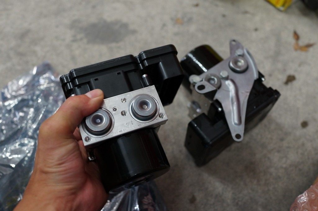 9/29 BMW E90 ABSユニット交換 ＆ アクセサリー電源のショート ABS修理のお店Jスクエア