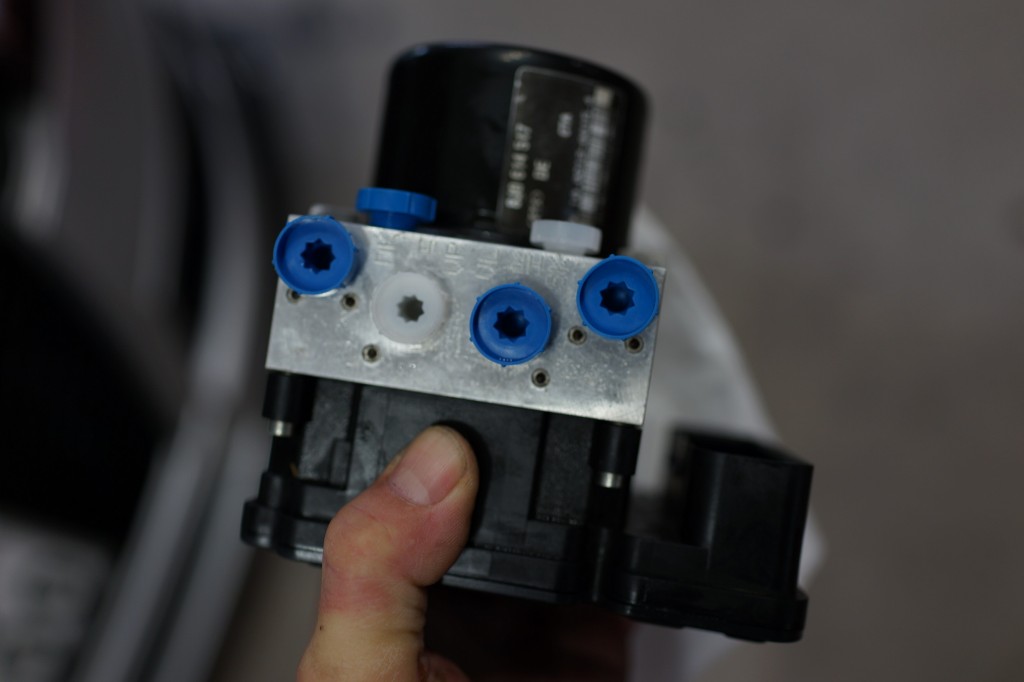 AUDI TT ABS修理｜福島県から横浜の弊社までご来店いただきました ABS修理のお店Jスクエア