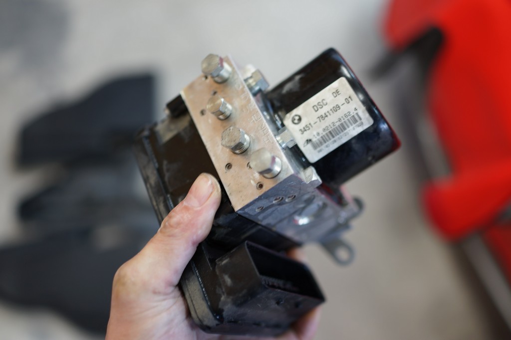 BMW E92 ABS修理｜福島県からご来店 ABS修理のお店Jスクエア