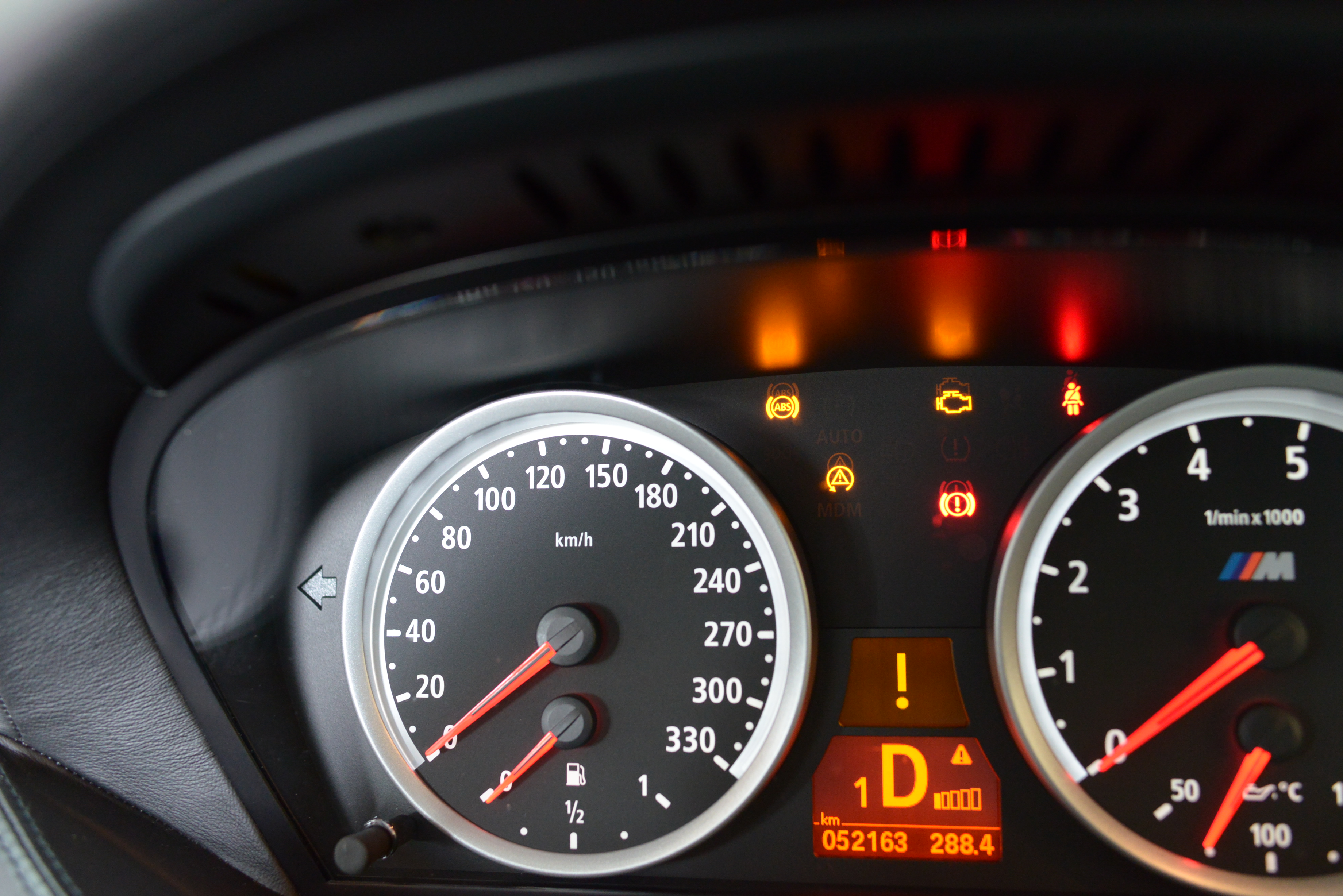 BMW E60 ABSユニット故障時のランプ点灯の様子１