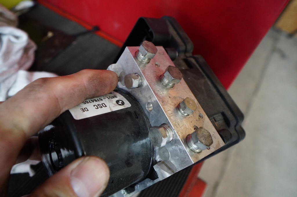 BMW E92 ABS修理埼玉県からご来店｜ DBC異常と表示 DBCとは？ ABS修理のお店Jスクエア