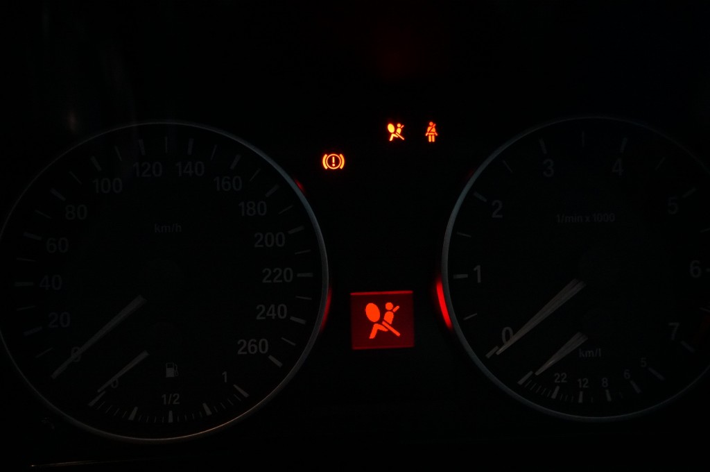 BMW E90 ABS修理｜エアバック警告ランプ点灯