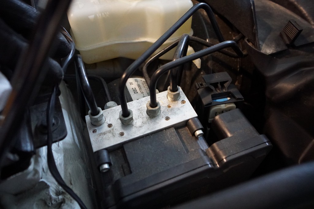 BMW E90 ABS修理 福井県からご来店｜タイヤに釘も…… ABS修理のお店Jスクエア